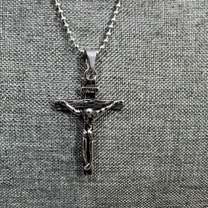 Stainless Steel Chain & Cross measures 20” Chain. Makes A Nice Exquisite☑️